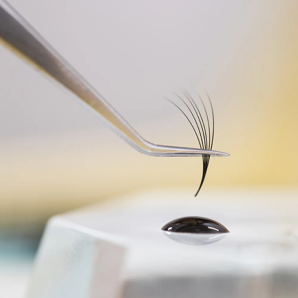 How to safely remove eyelash glue - Desktop Image