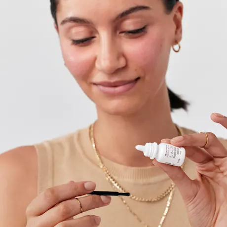 woman applying Latisse to applicator